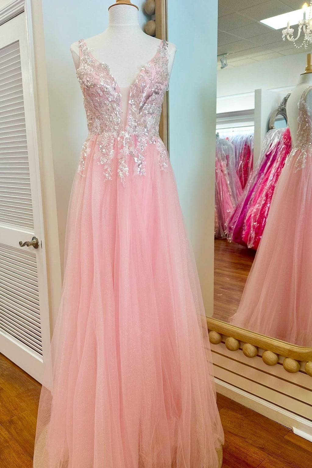 A-Line V-Neck Pink Tulle Long Sleeves Tulle Homecoming Dress with Lace UQ1905