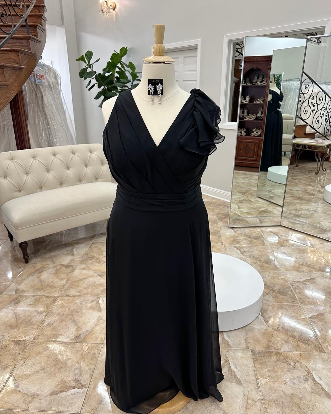V-neck Black Ruffle Fitted Long Mother of the Bride Dress